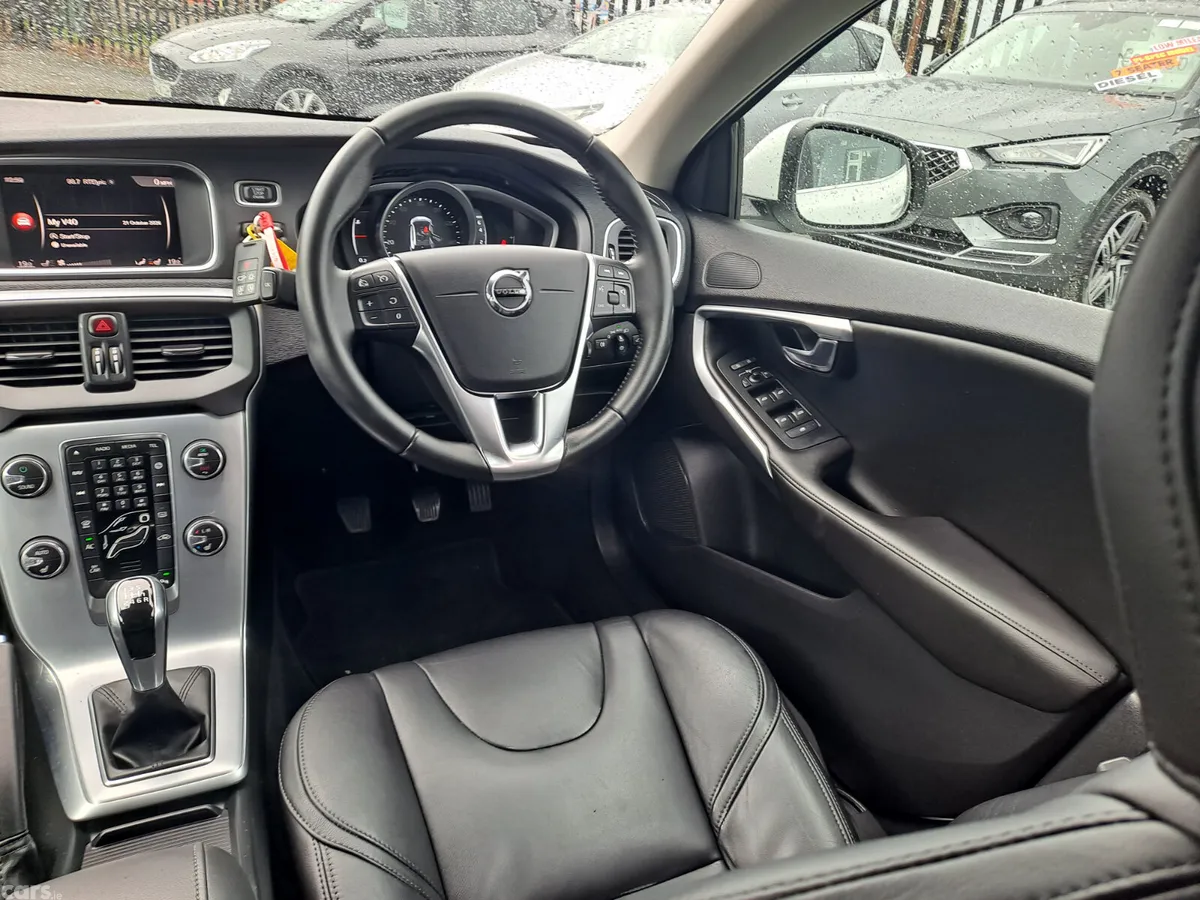 Volvo V40 Hatchback, Petrol, 2018, White