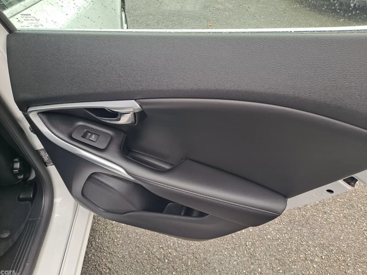 Volvo V40 Hatchback, Petrol, 2018, White