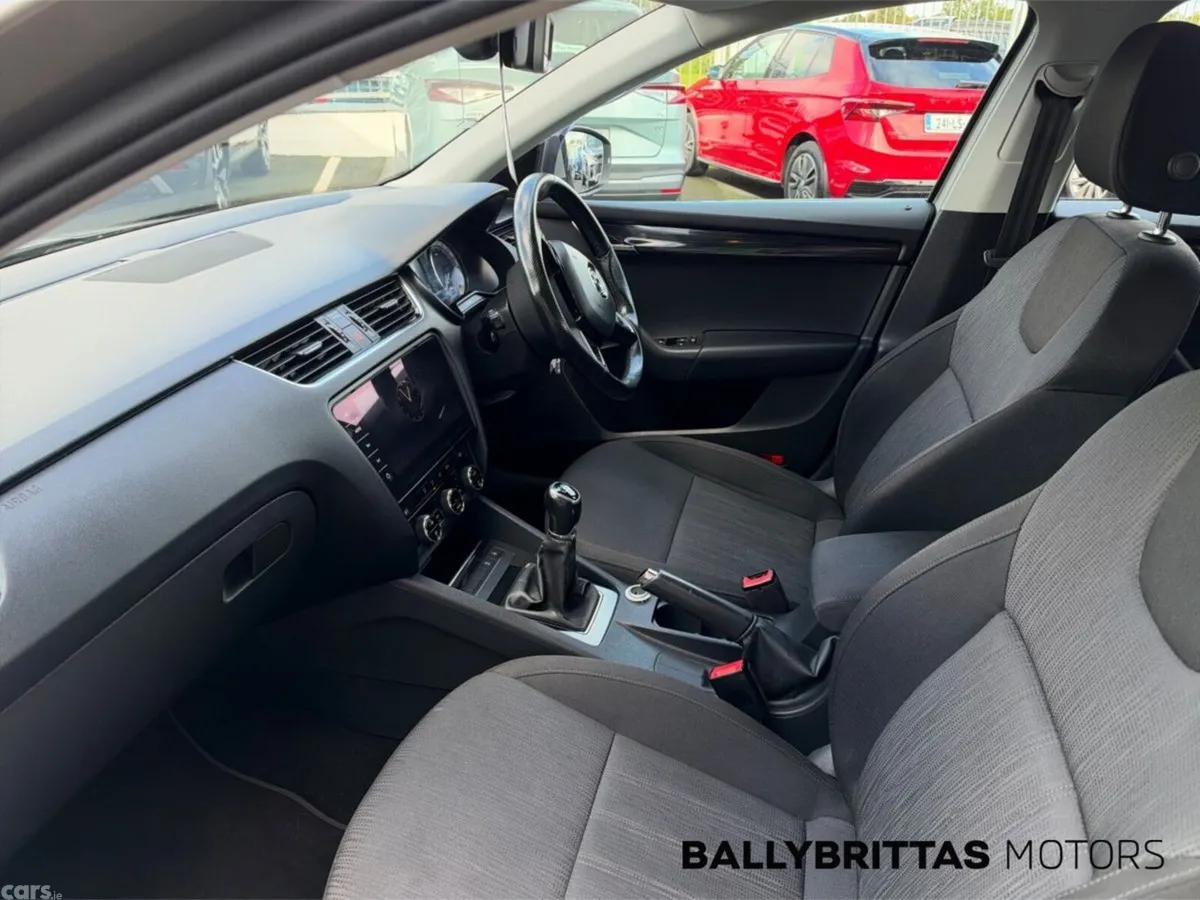 Skoda Octavia Saloon, Diesel, 2017, Beige