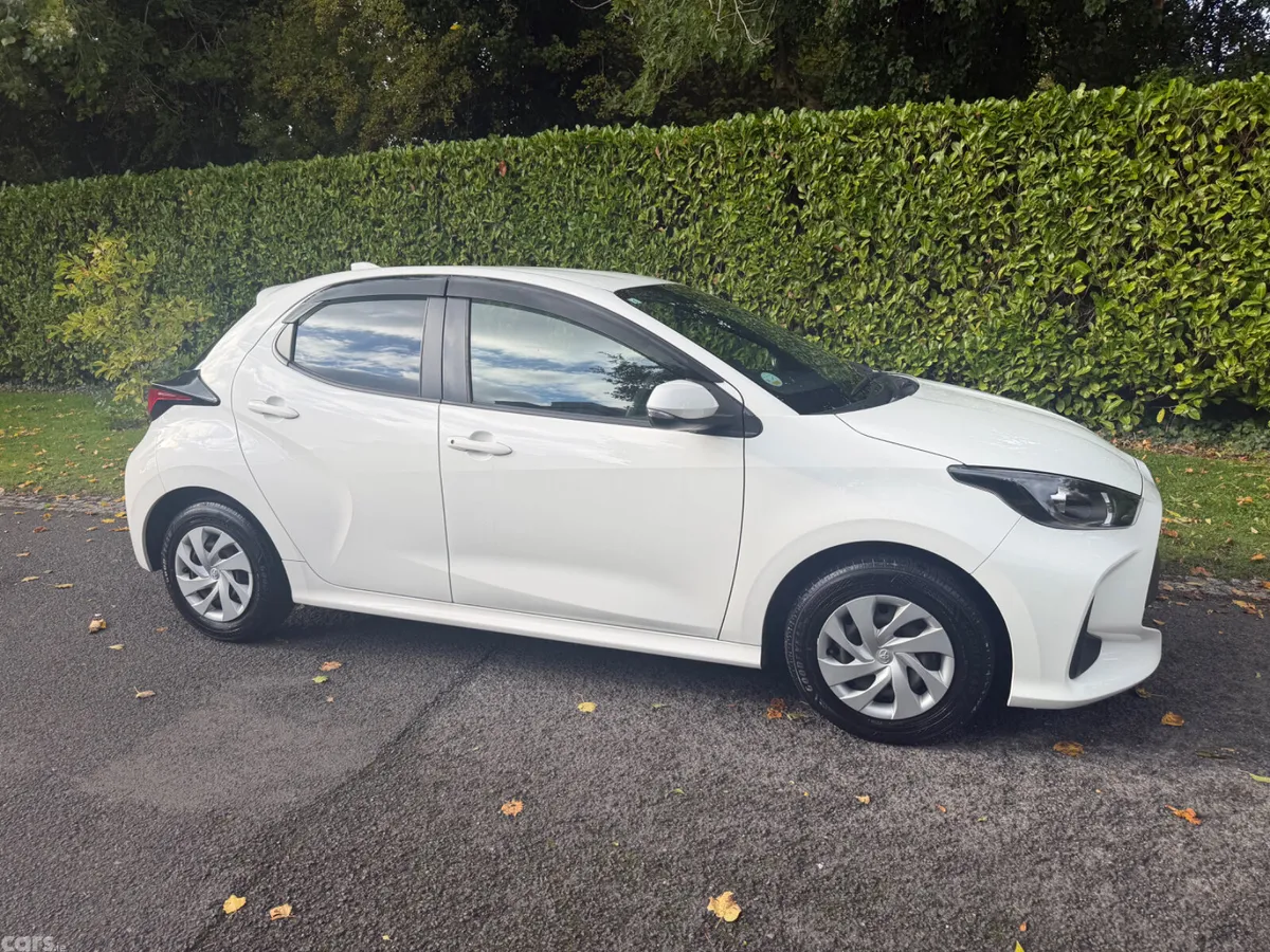 Toyota Yaris Hatchback, Petrol Hybrid, 2021, White