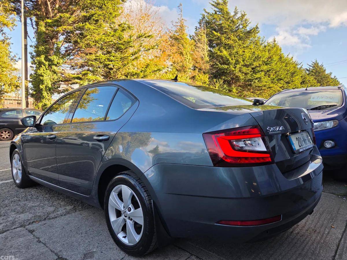 Skoda Octavia Saloon, Petrol, 2020, Grey
