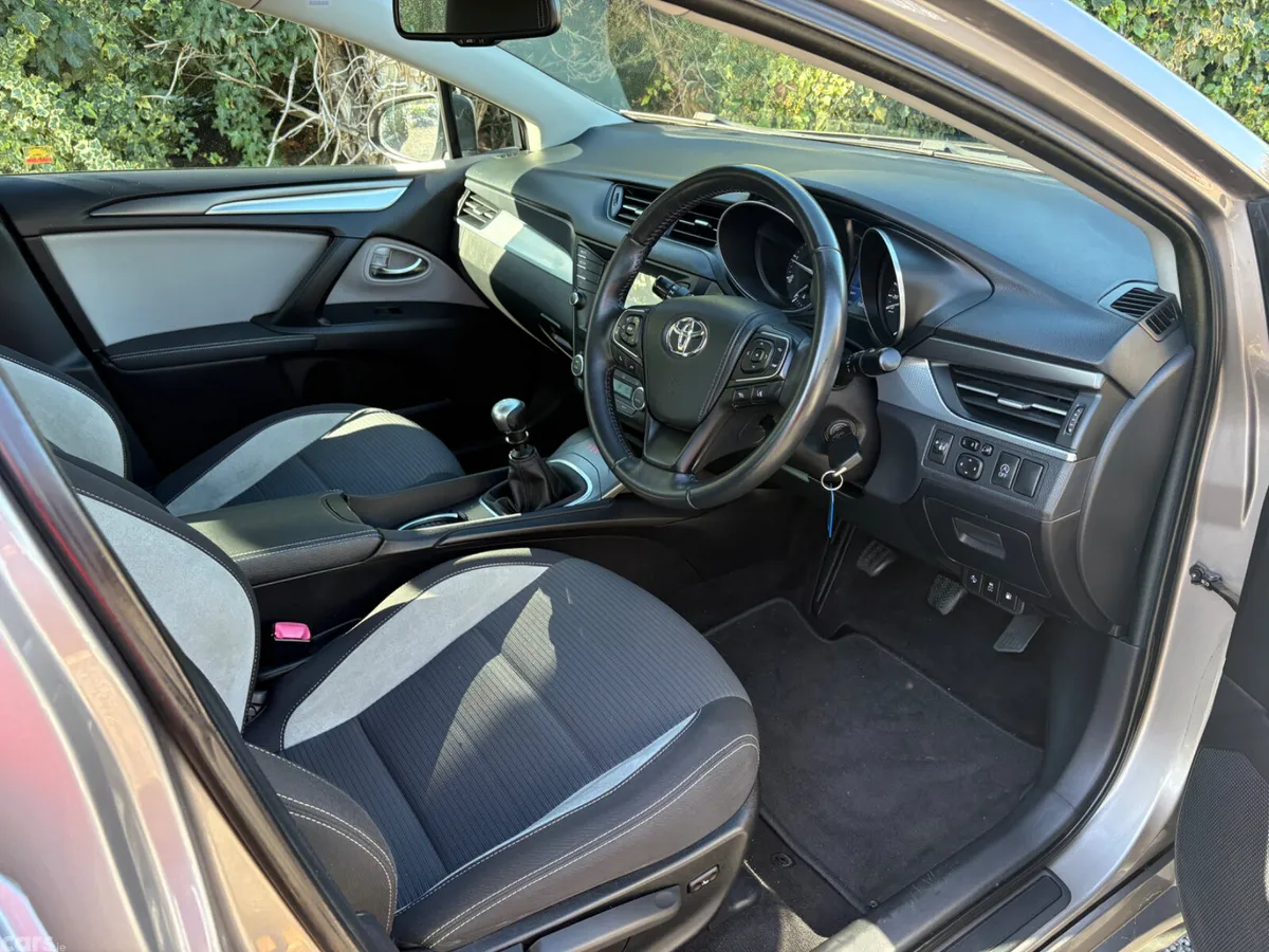 Toyota Avensis Saloon, Diesel, 2015, Brown