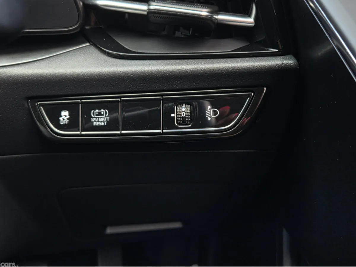 Kia Niro SUV, Petrol Hybrid, 2024, White