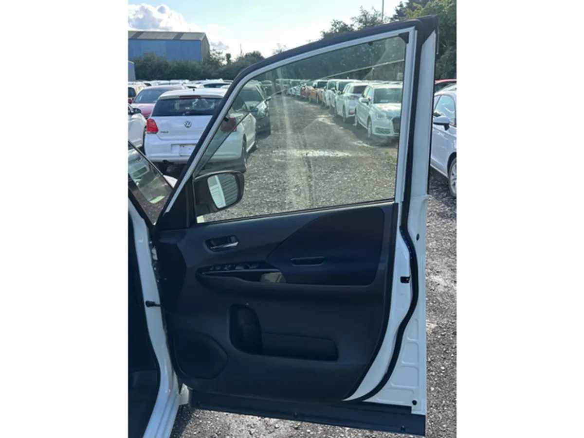 Nissan Serena MPV, Petrol Hybrid, 2016, White