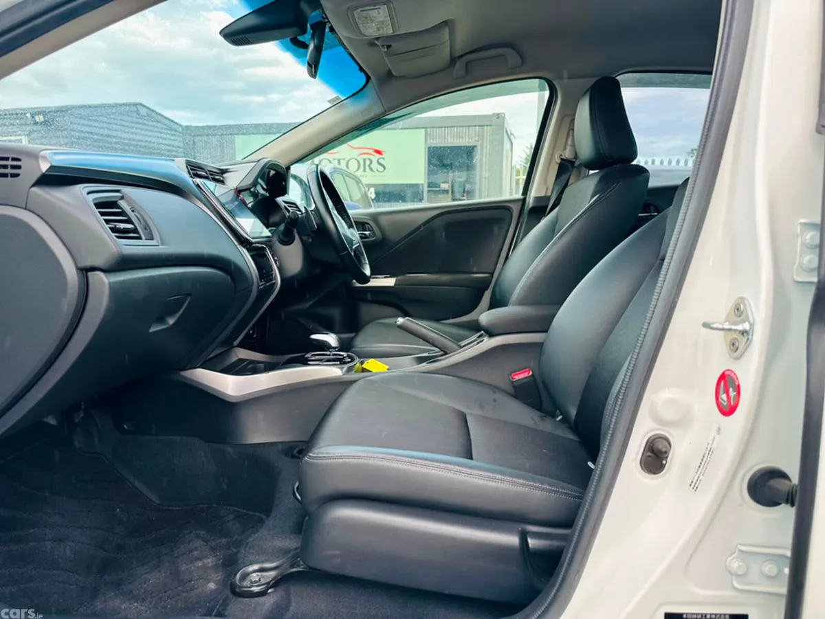 Honda Grace Hatchback, Petrol Hybrid, 2016, White