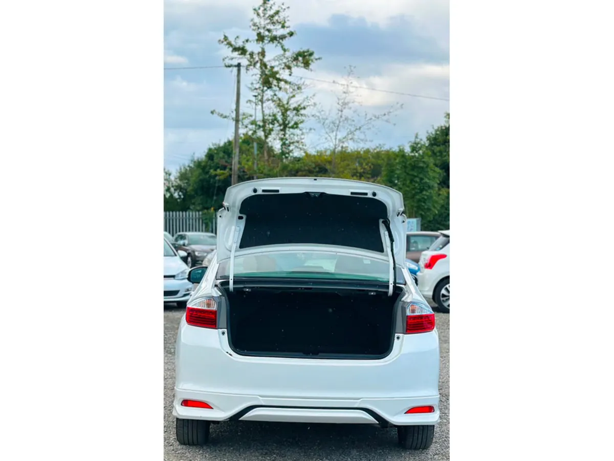 Honda Grace Hatchback, Petrol Hybrid, 2016, White