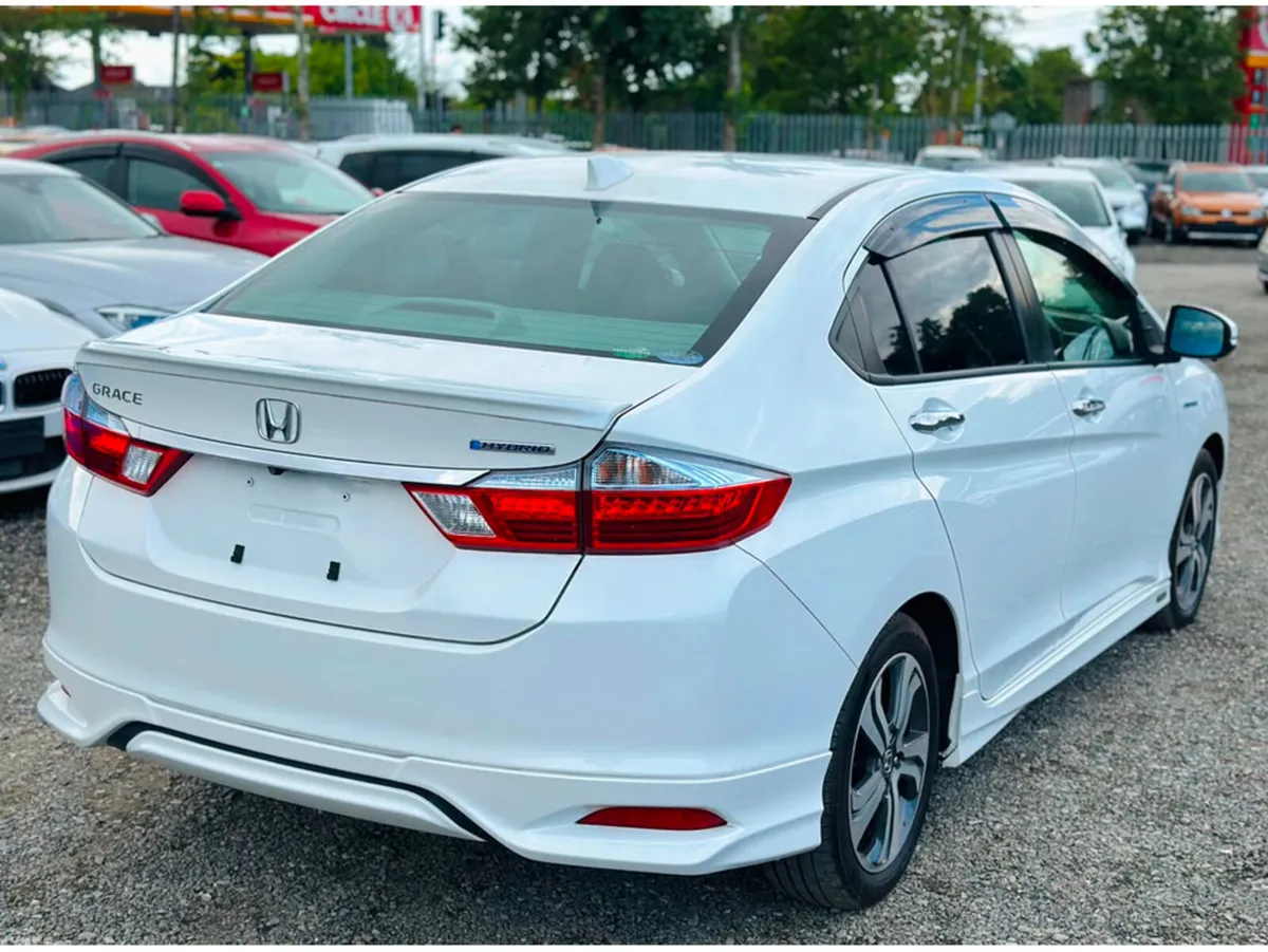 Honda Grace Hatchback, Petrol Hybrid, 2016, White
