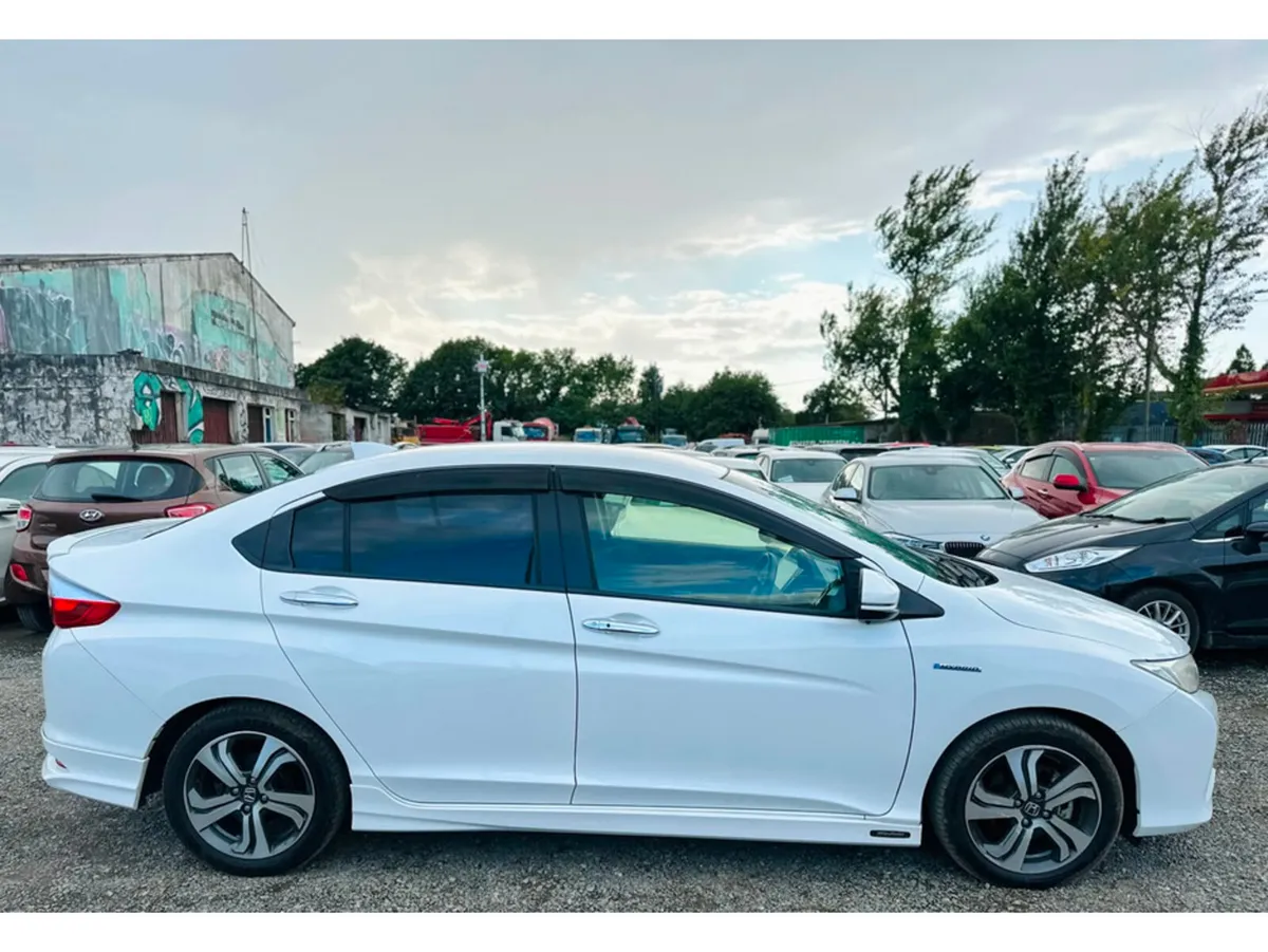 Honda Grace Hatchback, Petrol Hybrid, 2016, White