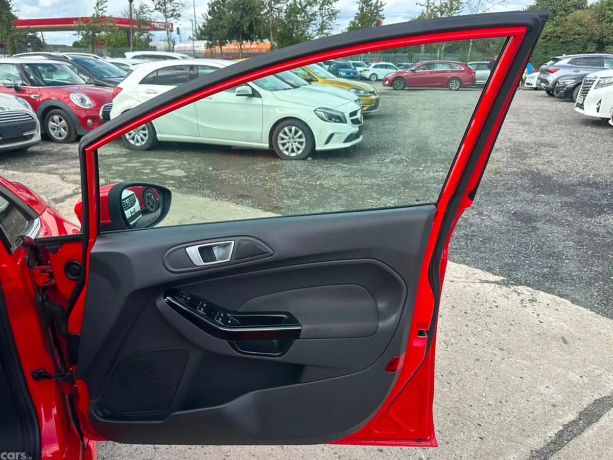 Ford Fiesta Hatchback, Petrol, 2015, Red