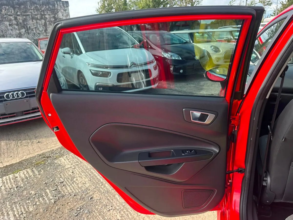 Ford Fiesta Hatchback, Petrol, 2015, Red