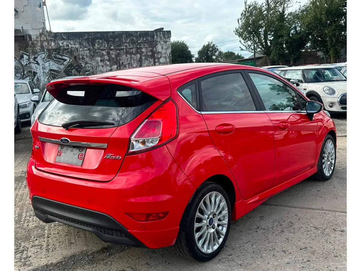 Ford Fiesta Hatchback, Petrol, 2015, Red