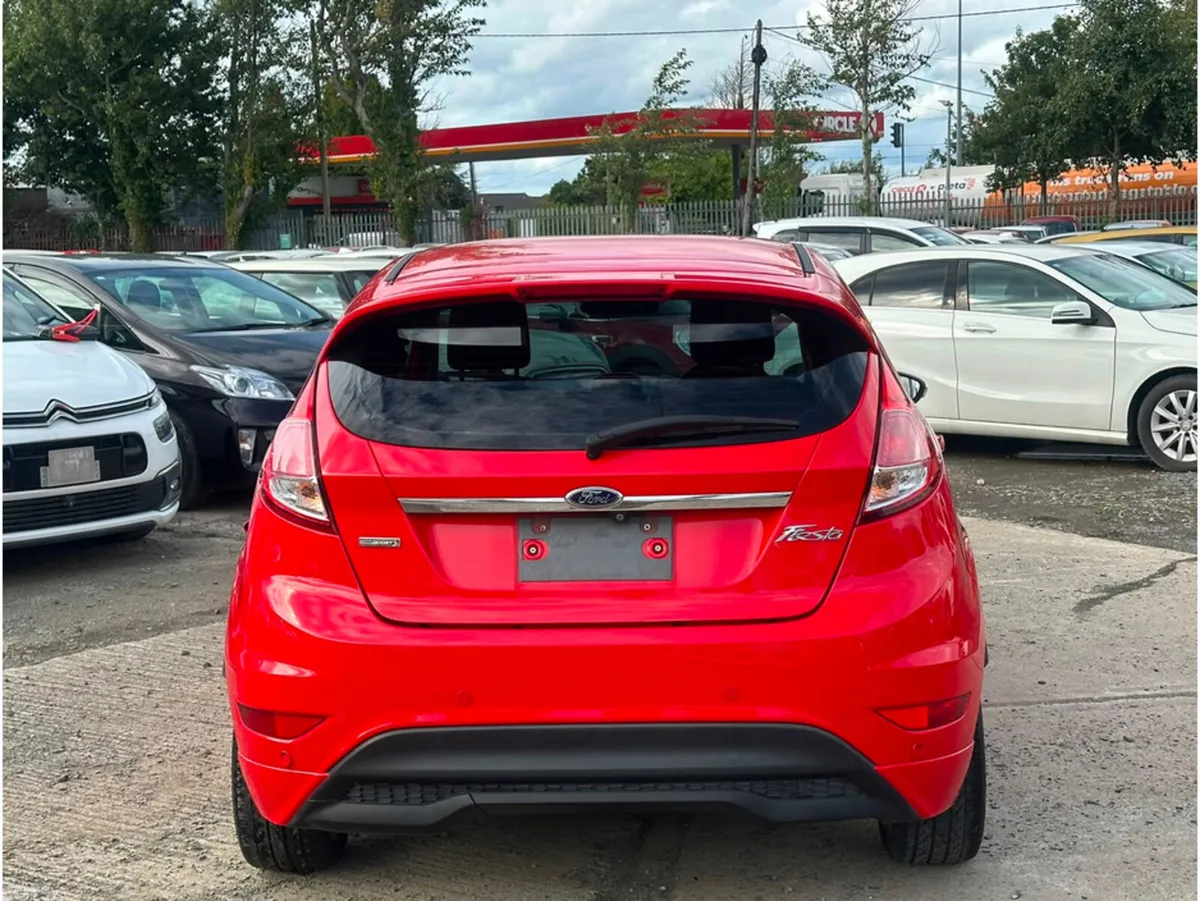 Ford Fiesta Hatchback, Petrol, 2015, Red