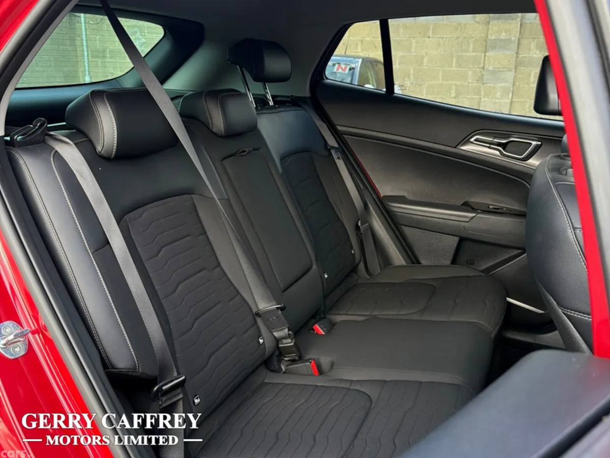 Kia Sportage MPV, Petrol Plug-in Hybrid, 2022, Red