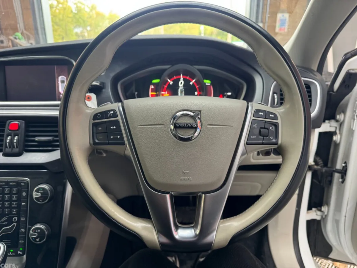 Volvo V40 Hatchback, Diesel, 2018, White