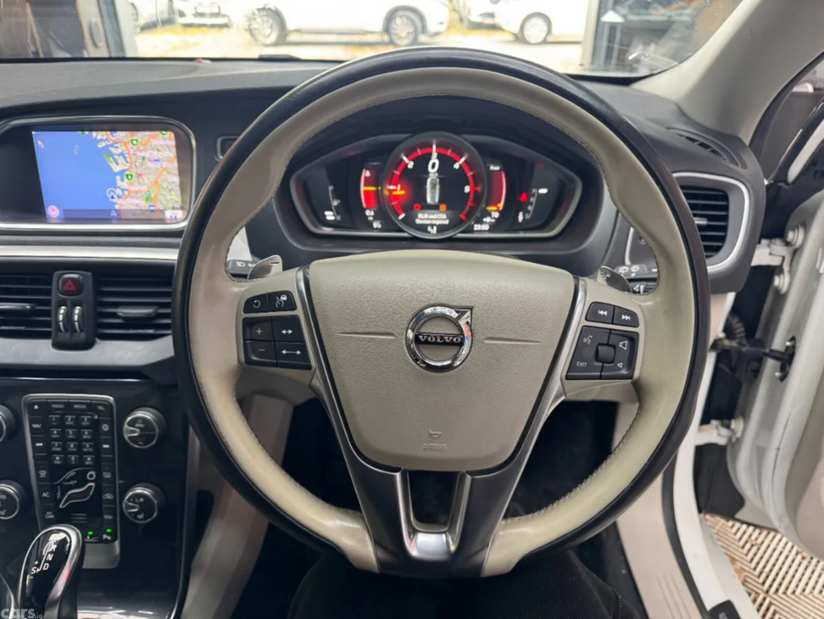 Volvo V40 Hatchback, Diesel, 2018, White