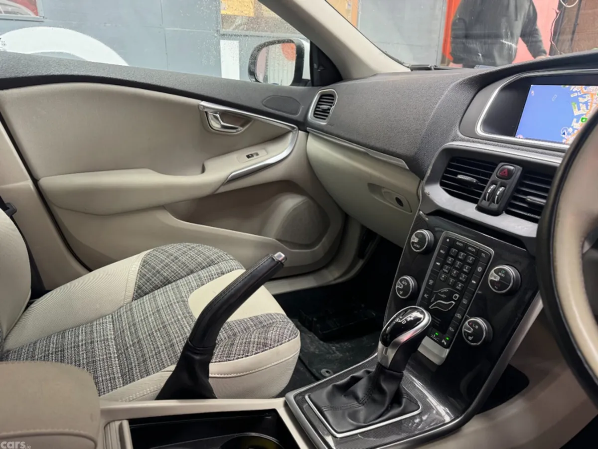 Volvo V40 Hatchback, Diesel, 2018, White