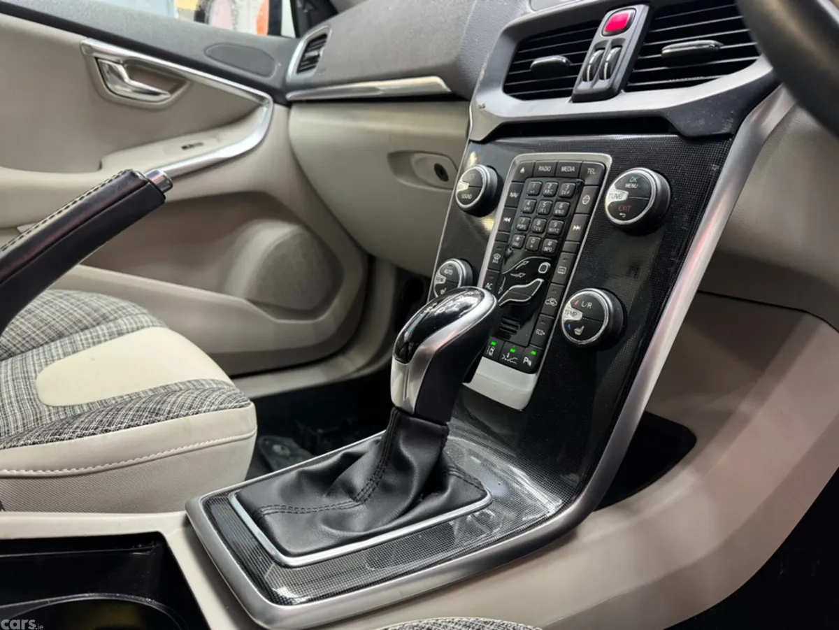 Volvo V40 Hatchback, Diesel, 2018, White