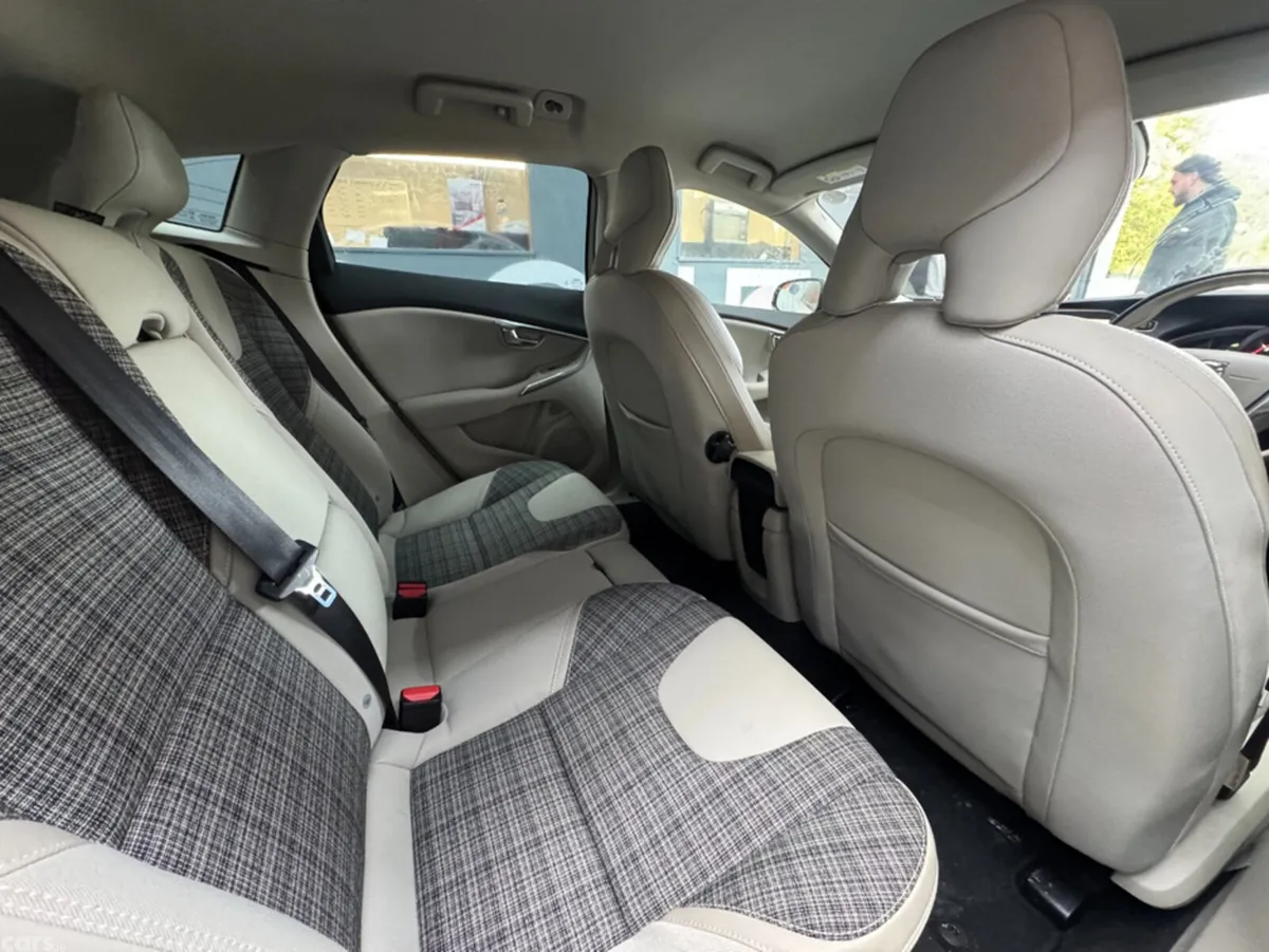 Volvo V40 Hatchback, Diesel, 2018, White