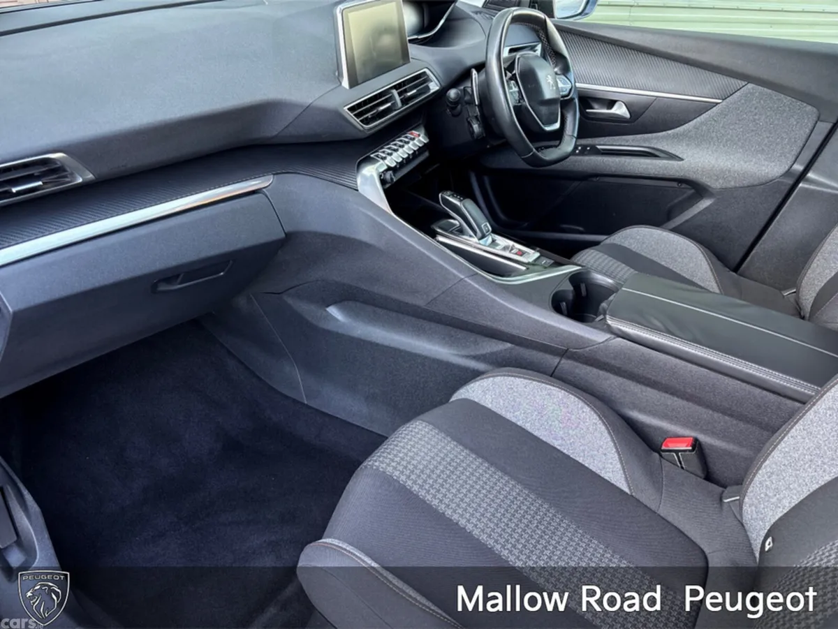Peugeot 3008 MPV, Petrol, 2018, Red