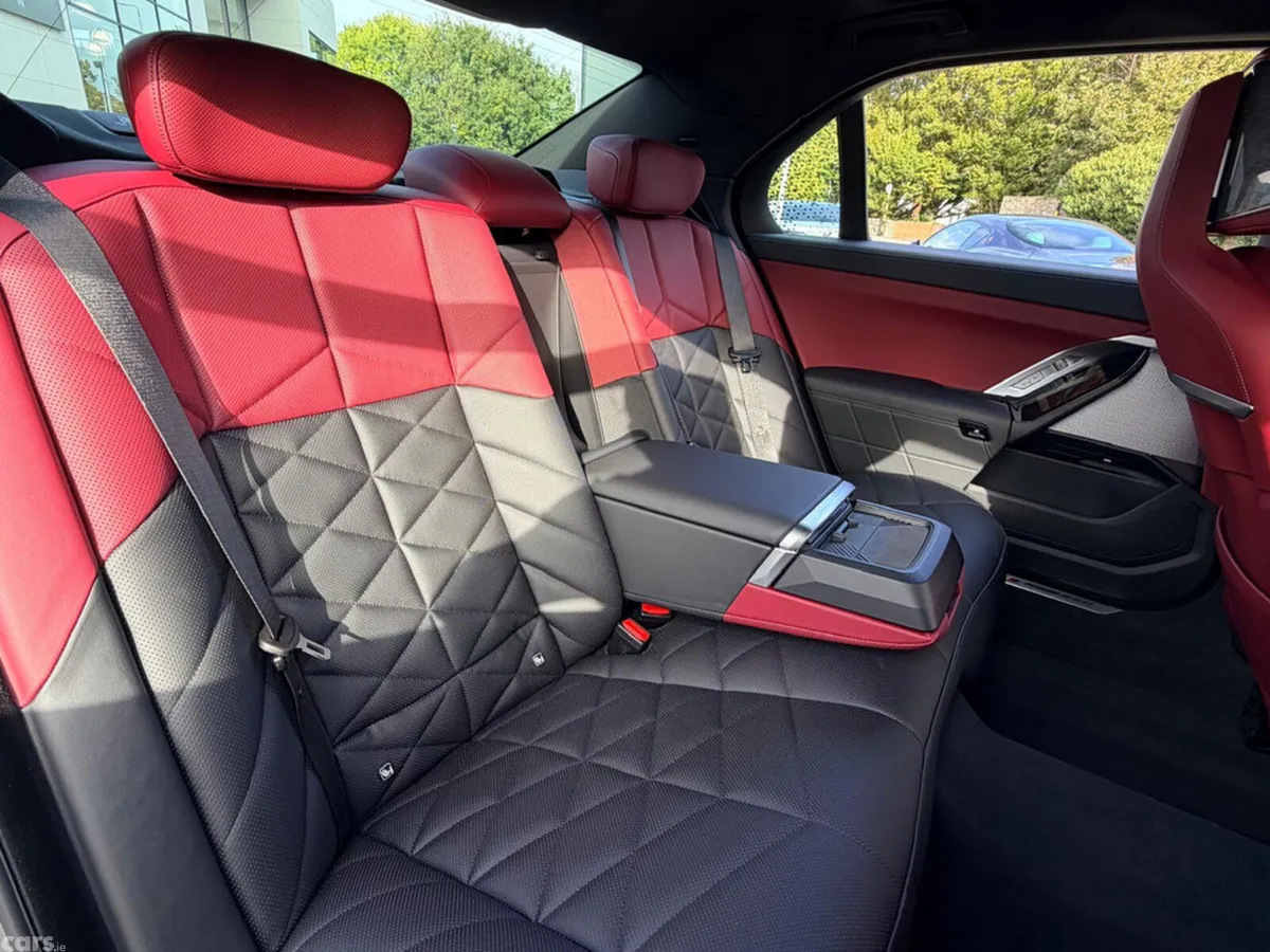 BMW i7 Saloon, Electric, 2025, Grey