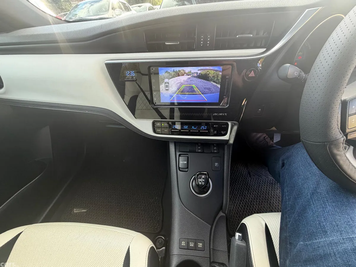 Toyota Auris Hatchback, Petrol Hybrid, 2016, White