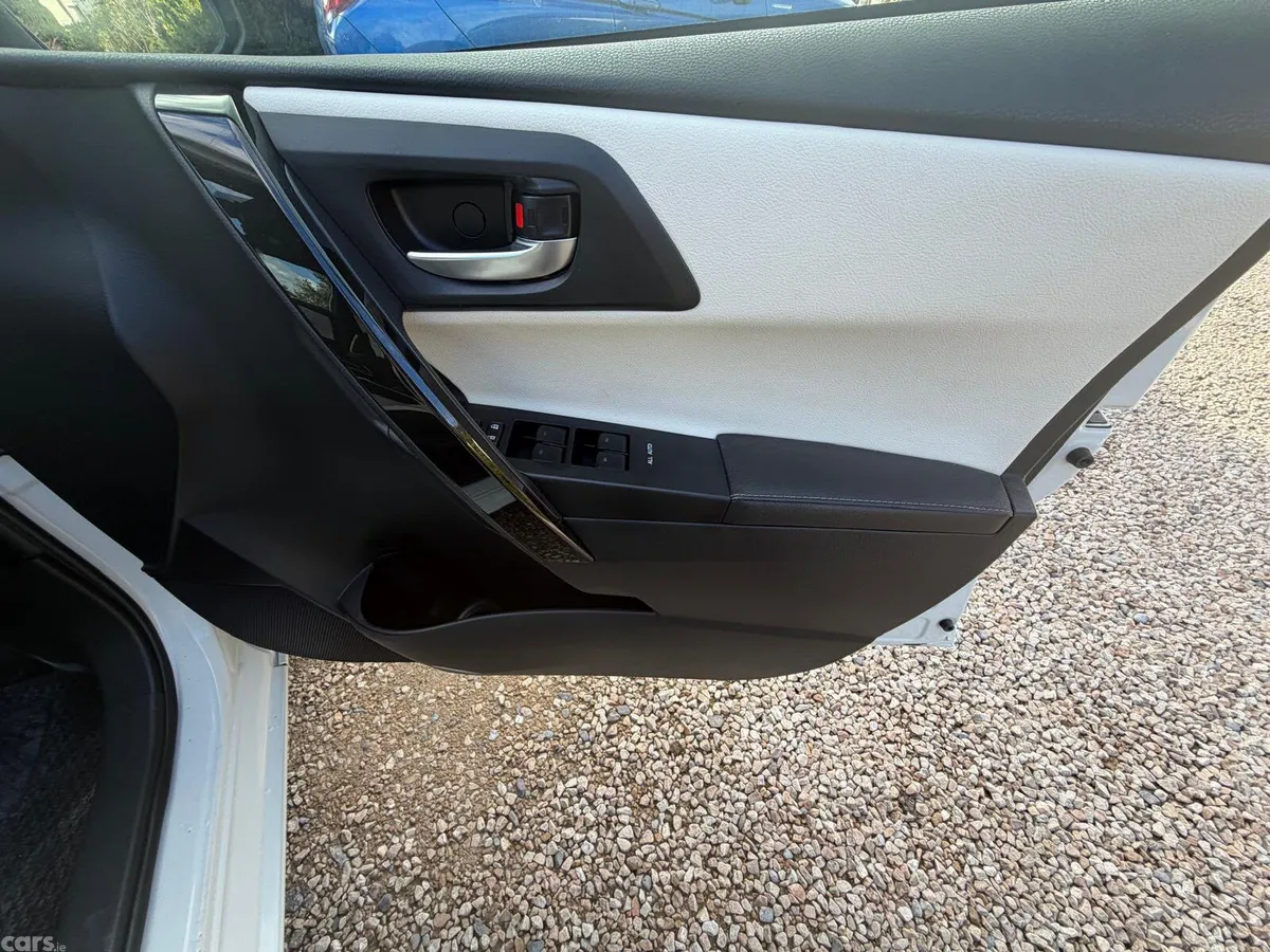 Toyota Auris Hatchback, Petrol Hybrid, 2016, White