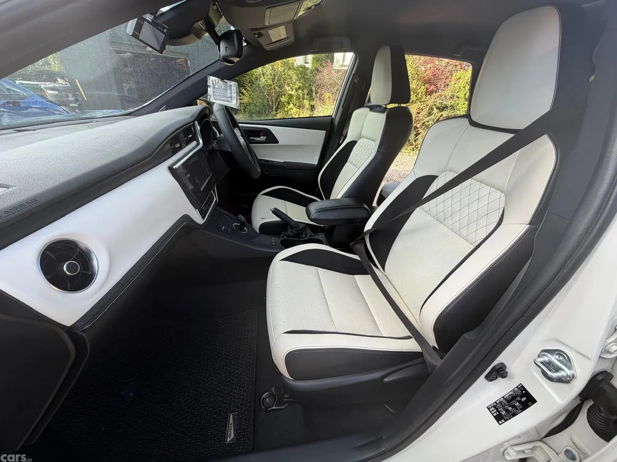 Toyota Auris Hatchback, Petrol Hybrid, 2016, White