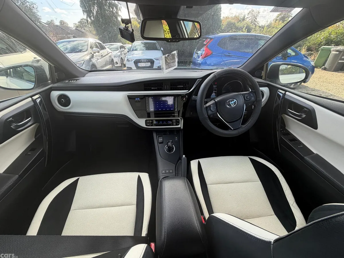 Toyota Auris Hatchback, Petrol Hybrid, 2016, White