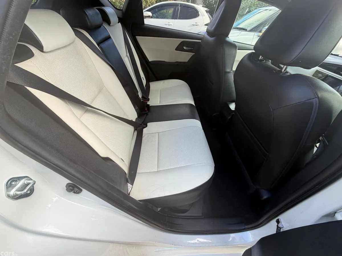 Toyota Auris Hatchback, Petrol Hybrid, 2016, White