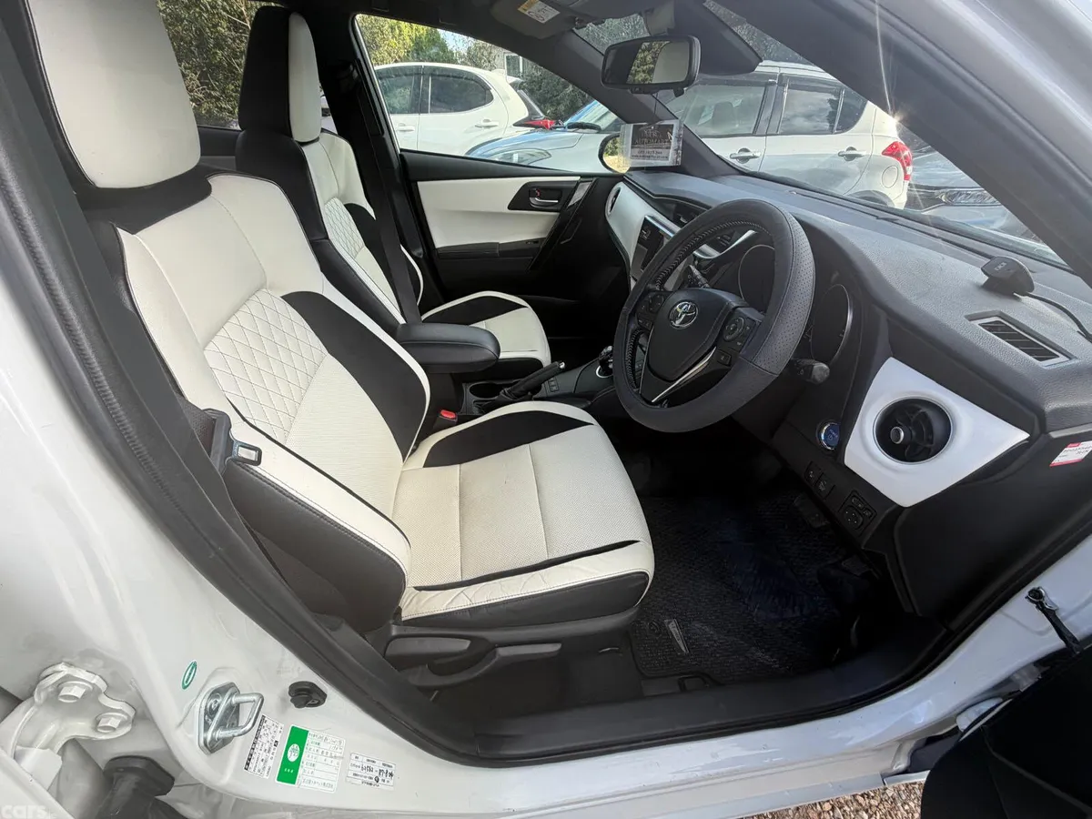 Toyota Auris Hatchback, Petrol Hybrid, 2016, White