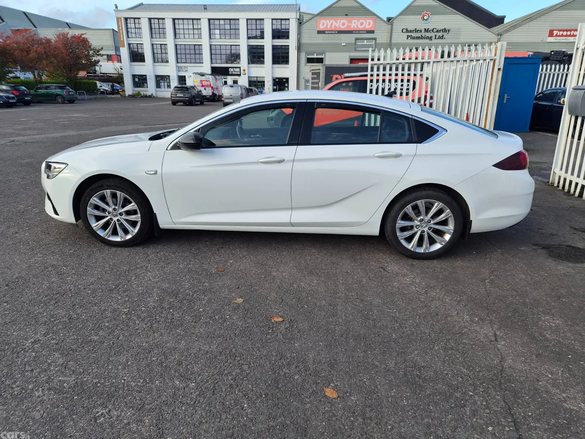 Opel Insignia Hatchback, Diesel, 2022, White