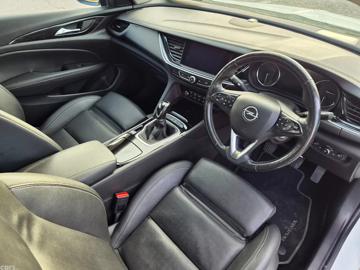 Opel Insignia Hatchback, Diesel, 2022, White