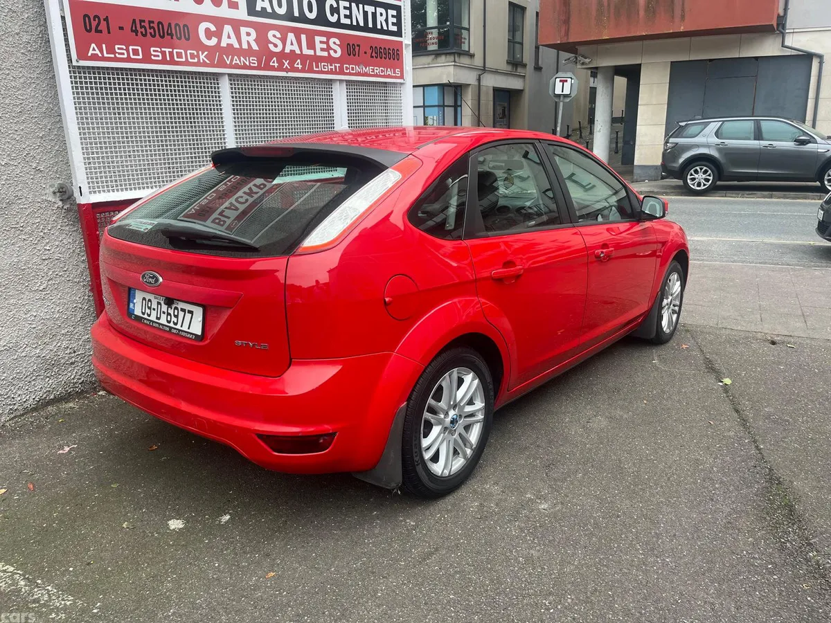 Ford Focus Hatchback, Petrol, 2009, Red