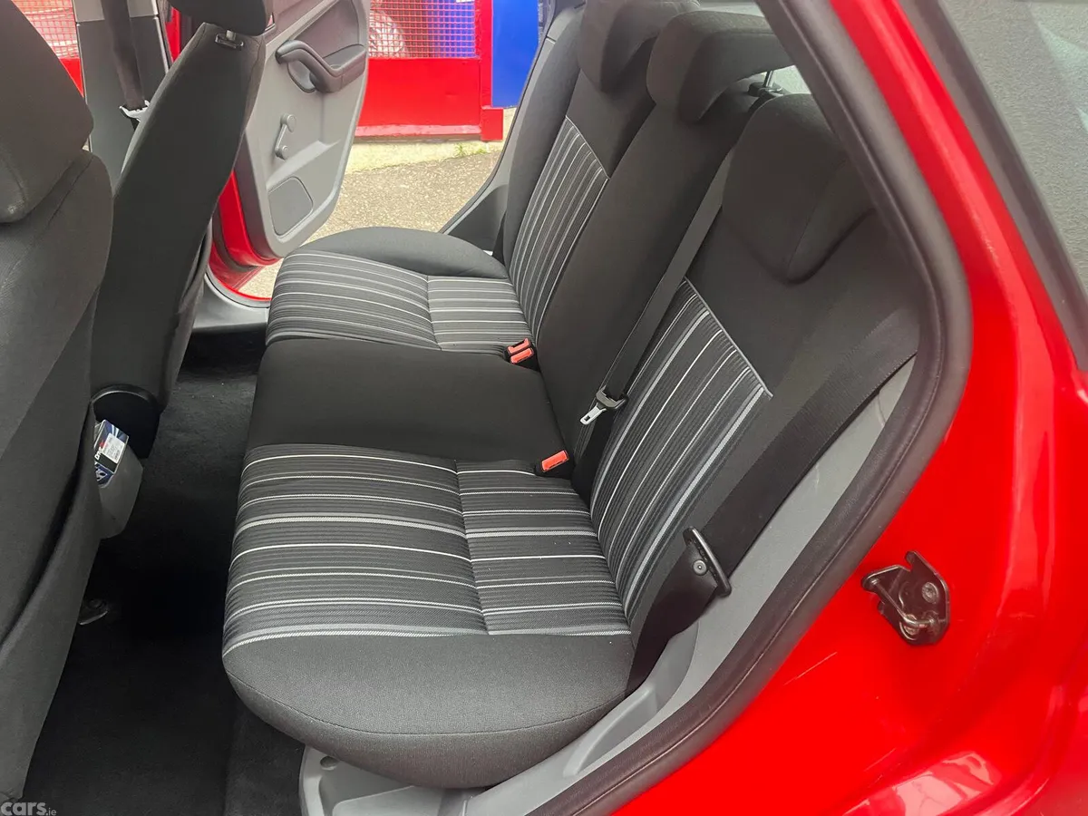 Ford Focus Hatchback, Petrol, 2009, Red