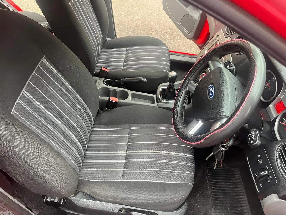 Ford Focus Hatchback, Petrol, 2009, Red