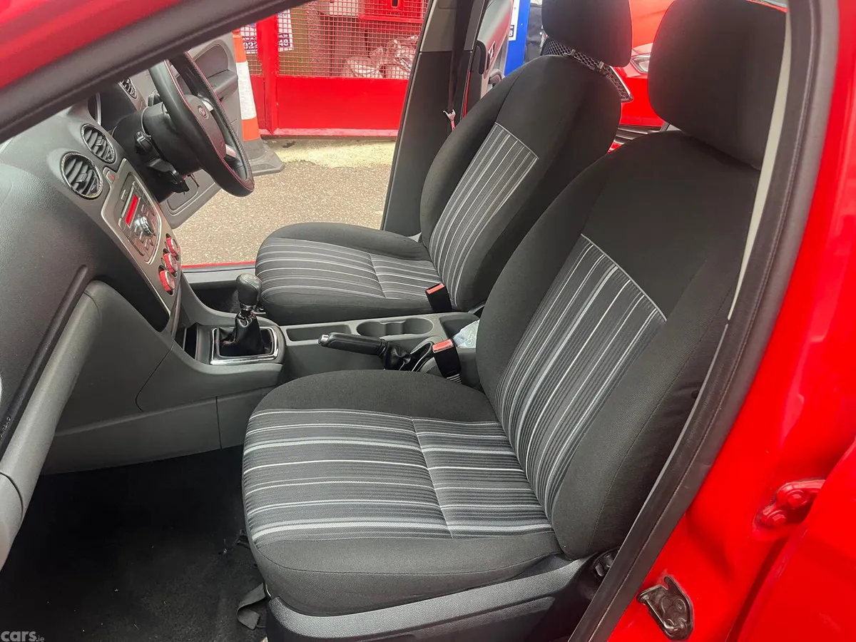 Ford Focus Hatchback, Petrol, 2009, Red