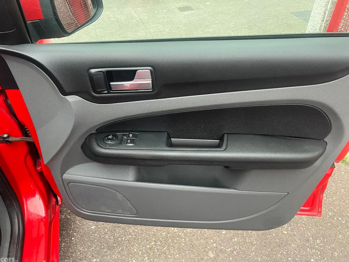 Ford Focus Hatchback, Petrol, 2009, Red