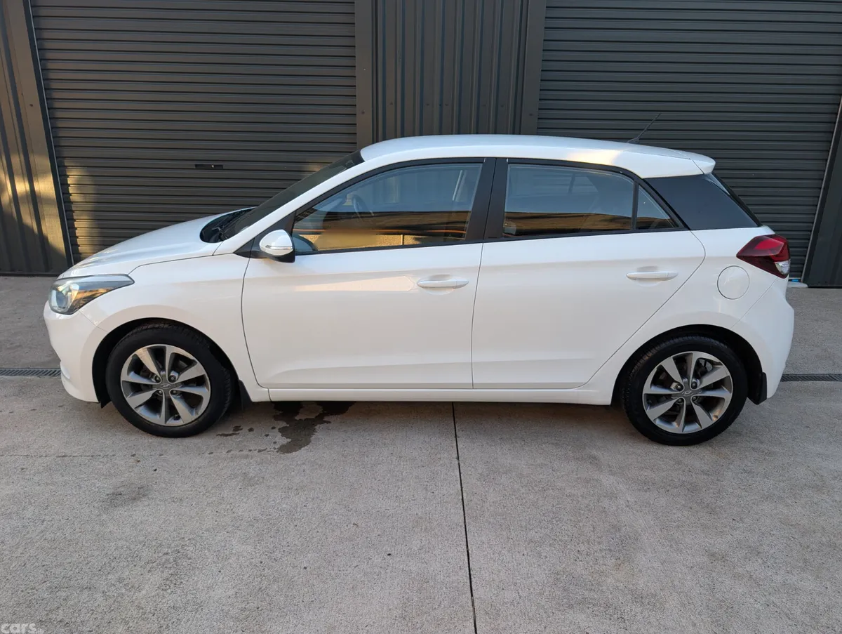 Hyundai i20 Hatchback, Petrol, 2015, White