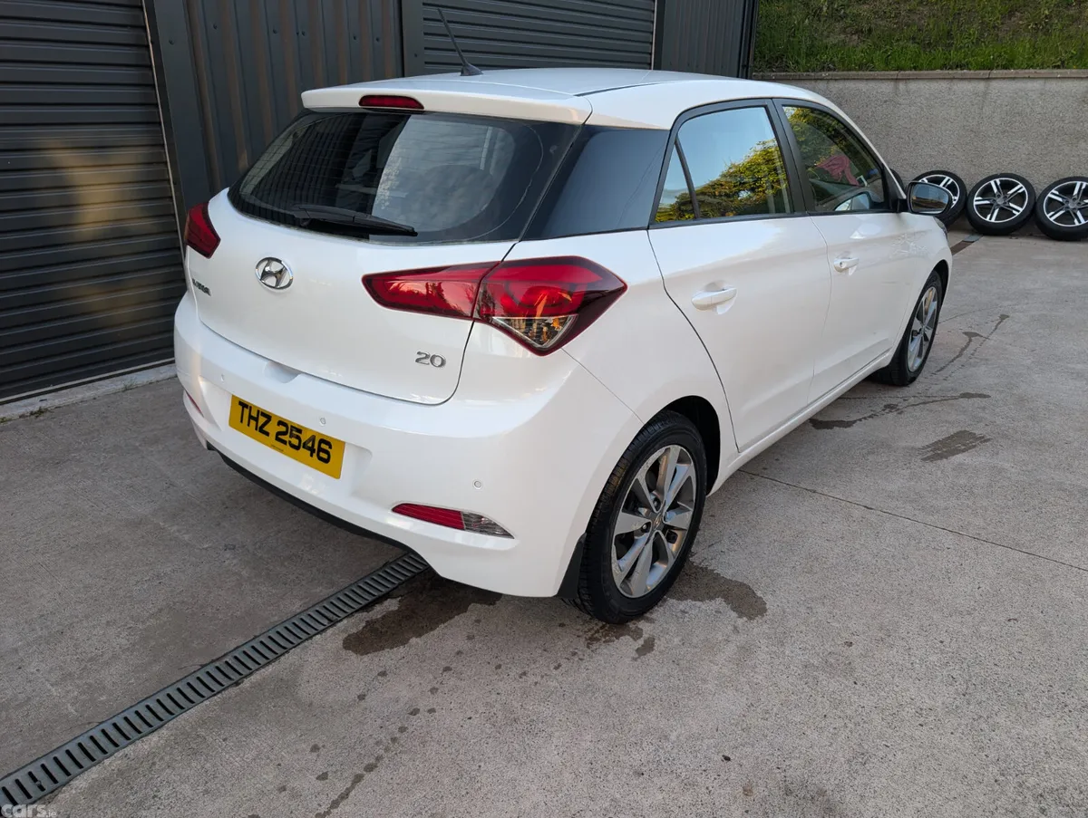 Hyundai i20 Hatchback, Petrol, 2015, White