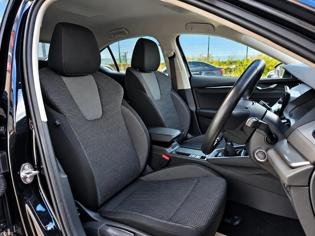 Skoda Octavia Saloon, Diesel, 2023, Black