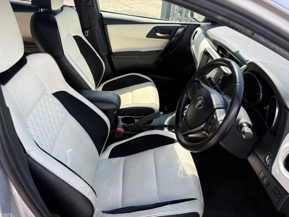 Toyota Auris Hatchback, Petrol Hybrid, 2017, Silver