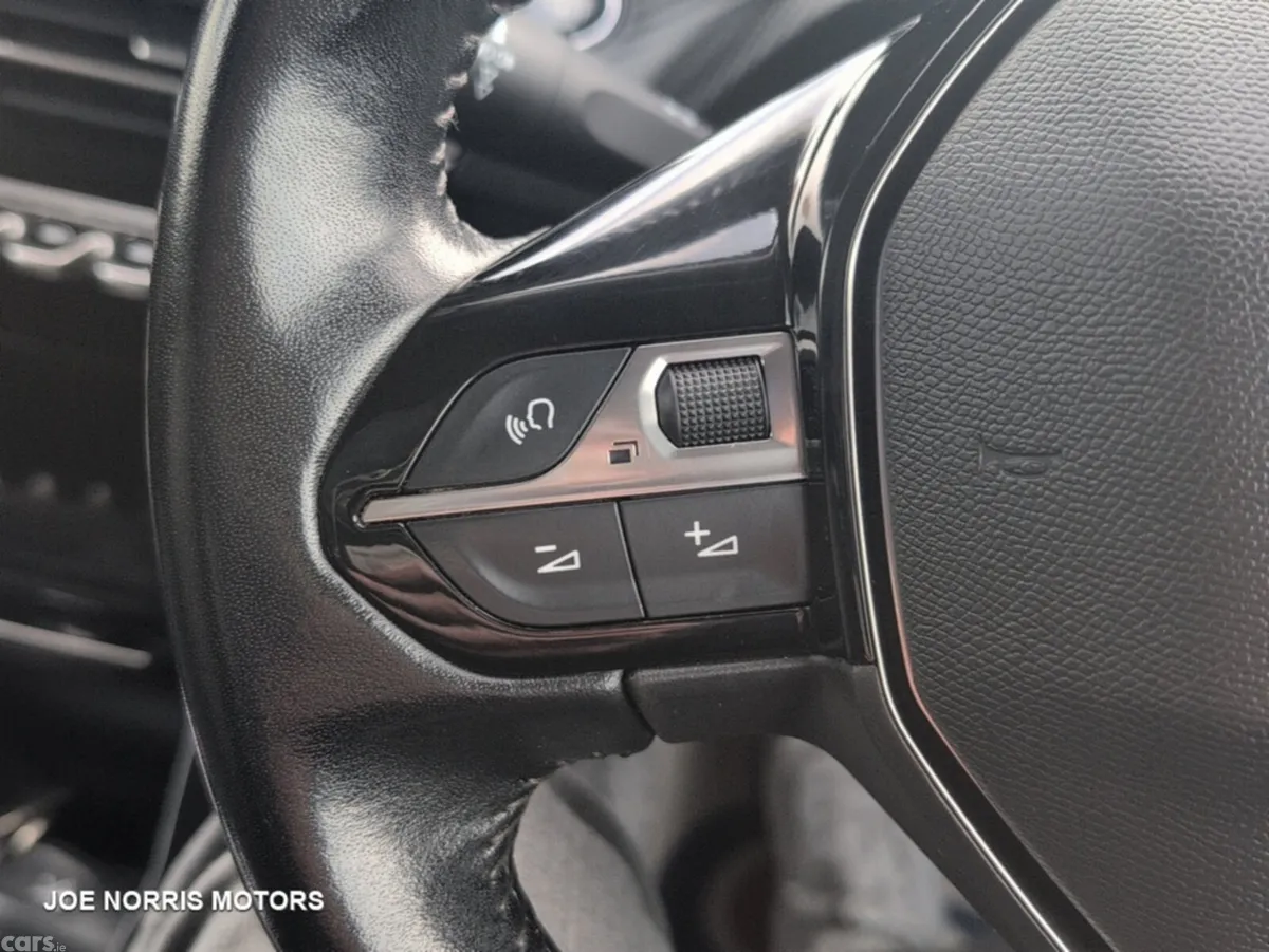 Peugeot 2008 MPV, Electric, 2021, Blue