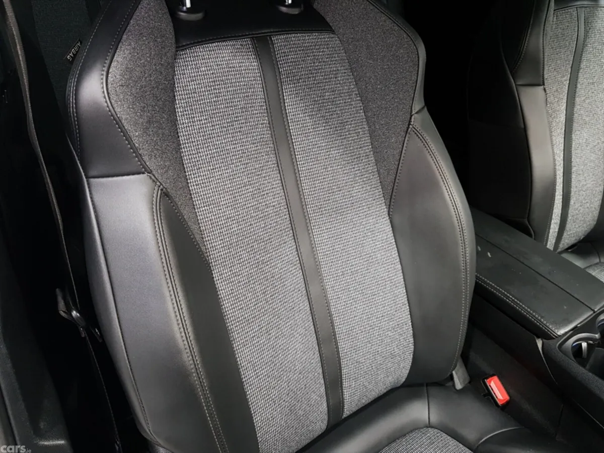 Peugeot 3008 MPV, Diesel, 2019, Red