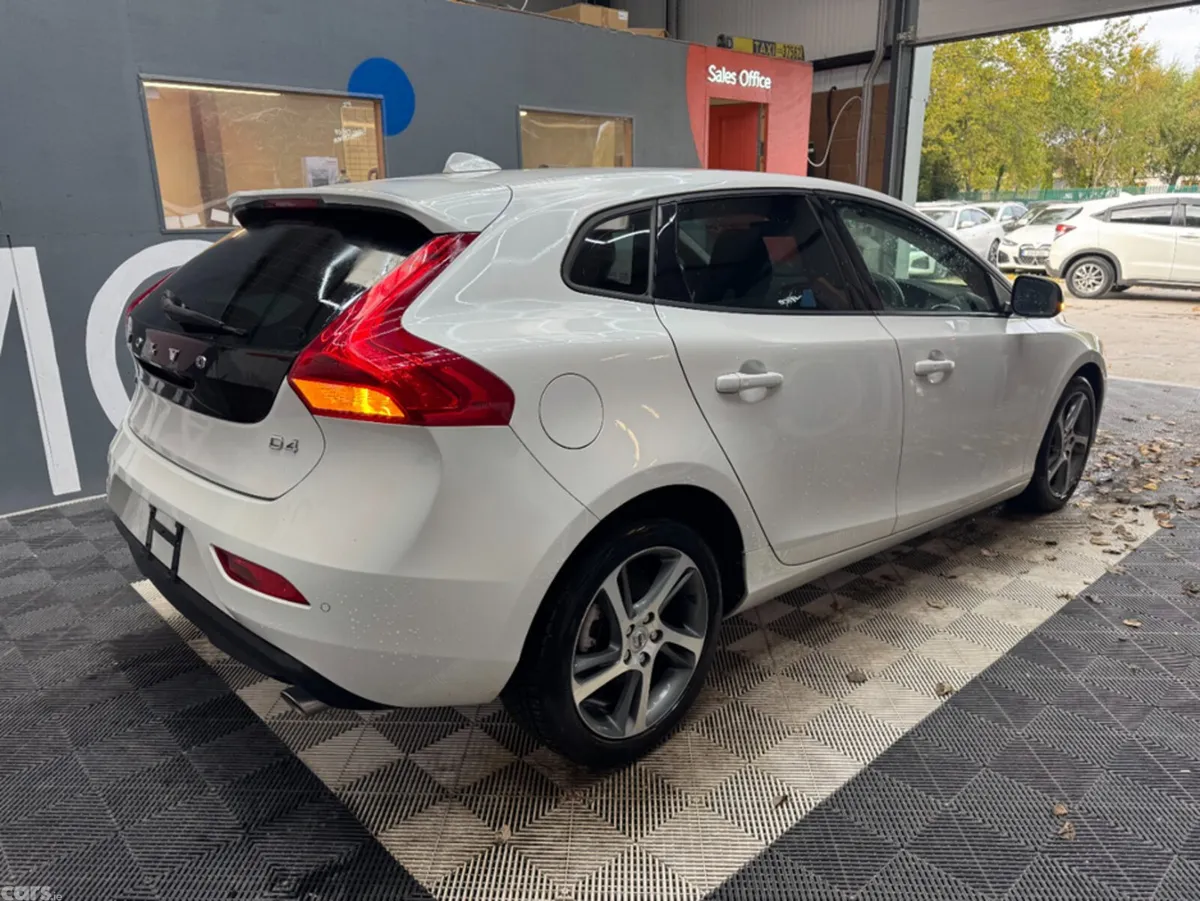 Volvo V40 Hatchback, Diesel, 2018, White