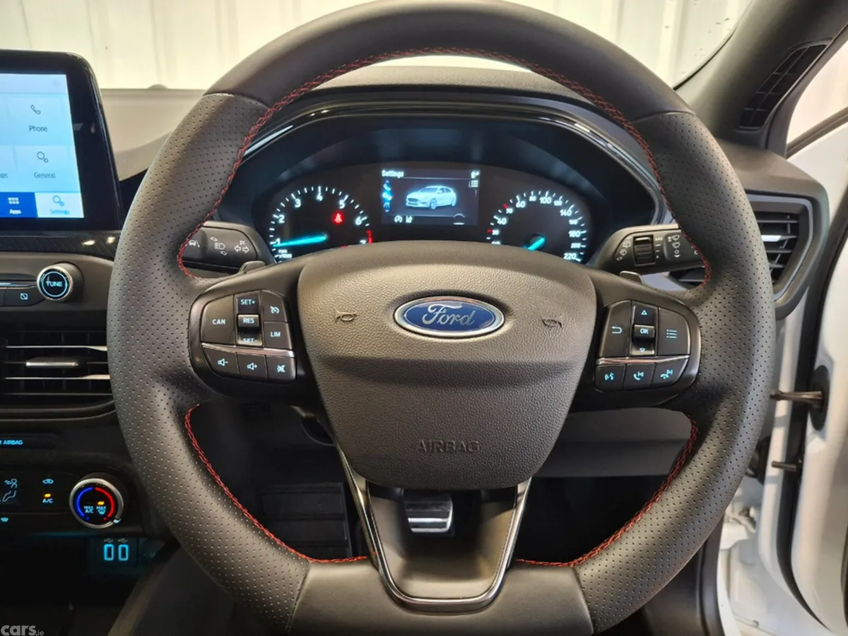 Ford Focus Hatchback, Petrol, 2022, White