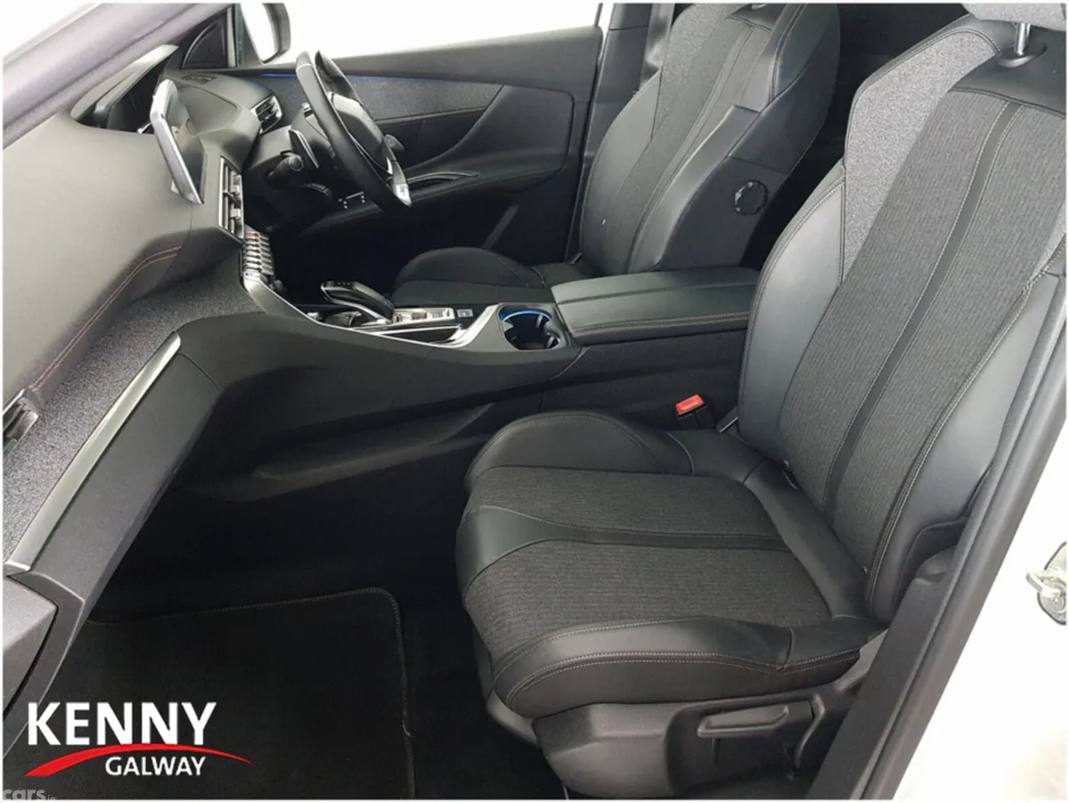 Peugeot 3008 MPV, Petrol, 2019, White