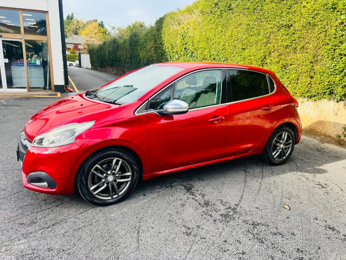 Peugeot 208 Hatchback, Petrol, 2016, Red