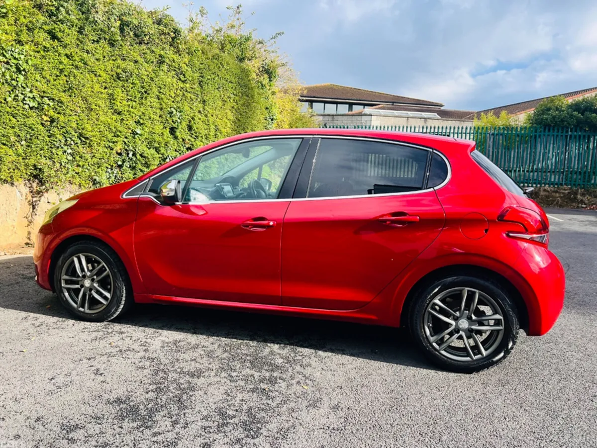 Peugeot 208 Hatchback, Petrol, 2016, Red