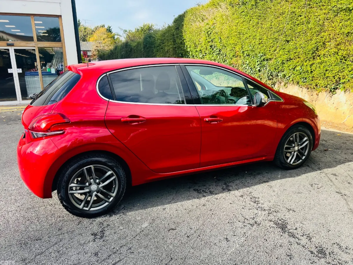 Peugeot 208 Hatchback, Petrol, 2016, Red