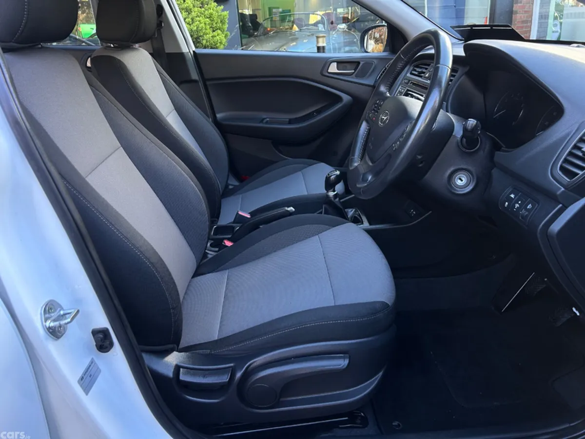 Hyundai i20 Hatchback, Petrol, 2018, White